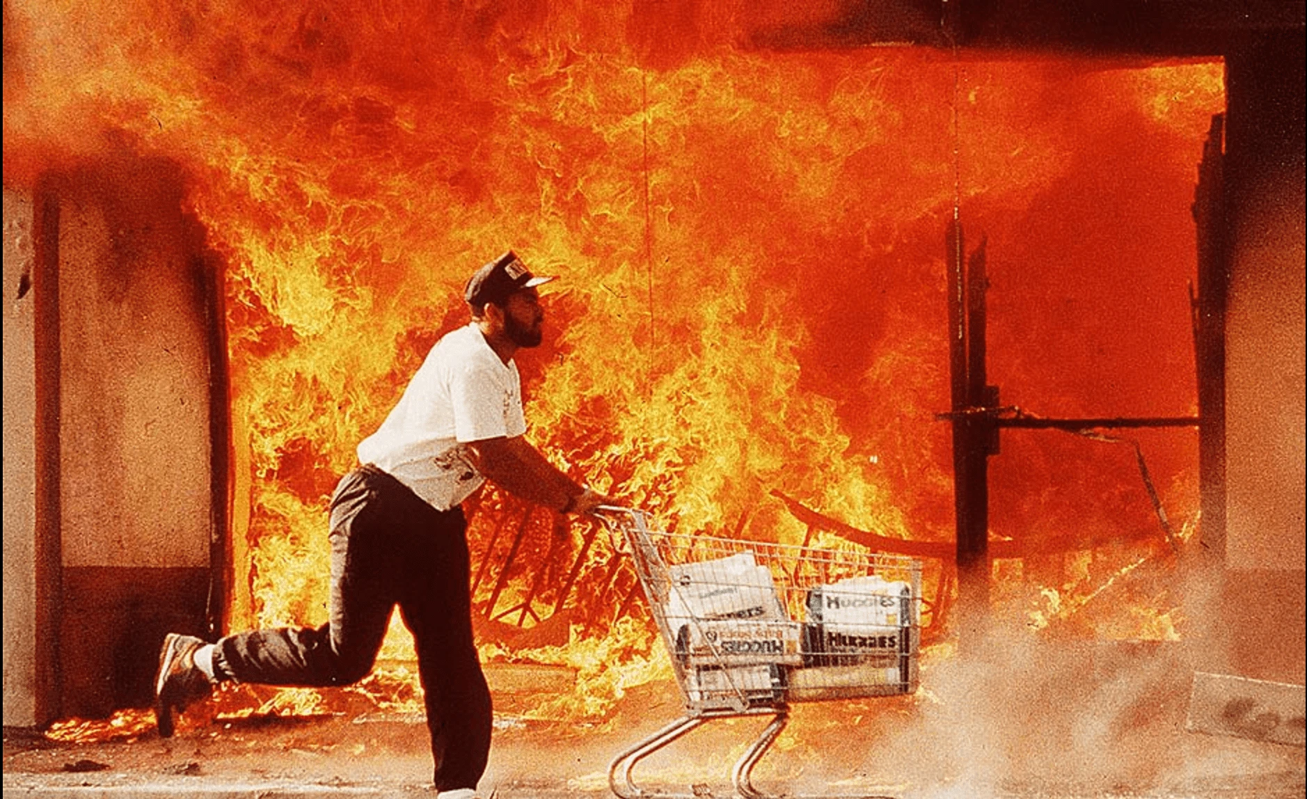 Un manifestante durante l'uprising. (Los Angeles Times)