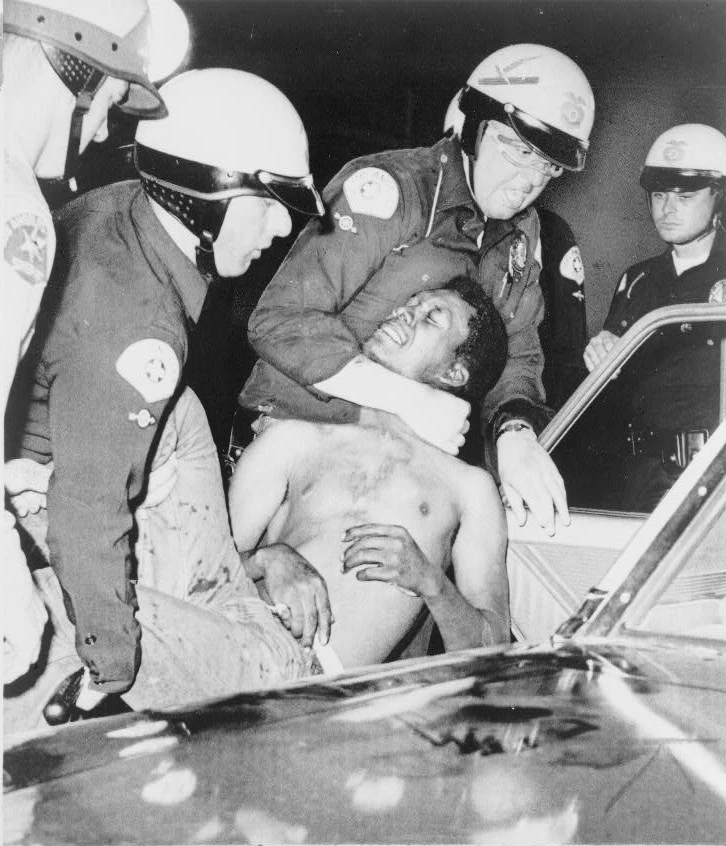 La polizia arresta un manifestante, 12 Agosto 1965. (New York World-Telegram & Sun)