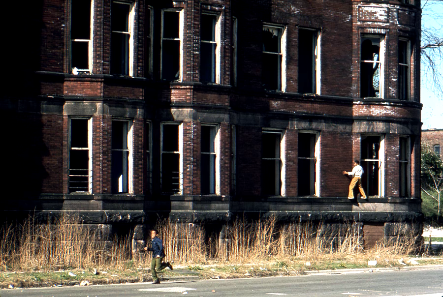 Palazzi abbandonati nel South Side (37th And Prairie Street). 1973. (John H. White/NARA)