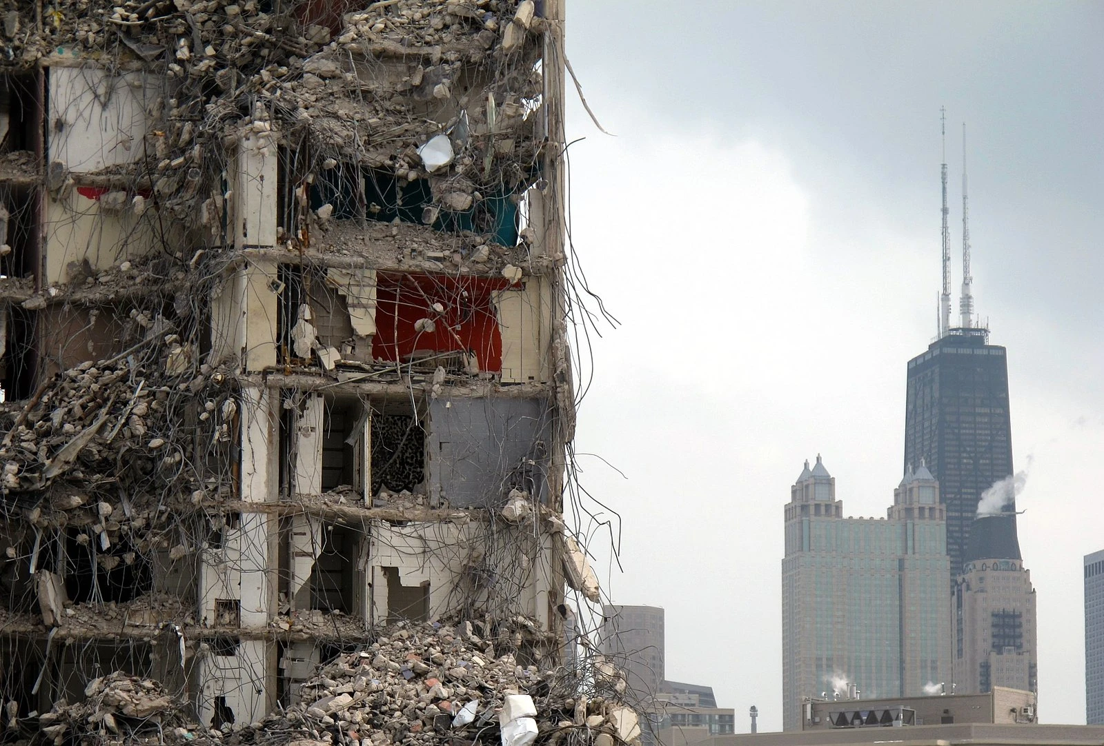 Demolizione del Cabrini-Green Project, sullo sfondo downtown Chicago. 2009. (Joe M500/Wikimedia Commons)